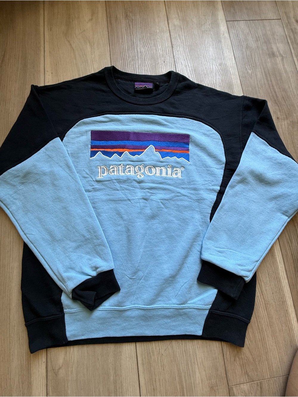 Reworked Patagonia Men’s Two-Tone Light Blue & Black Crewneck Sweatshirt